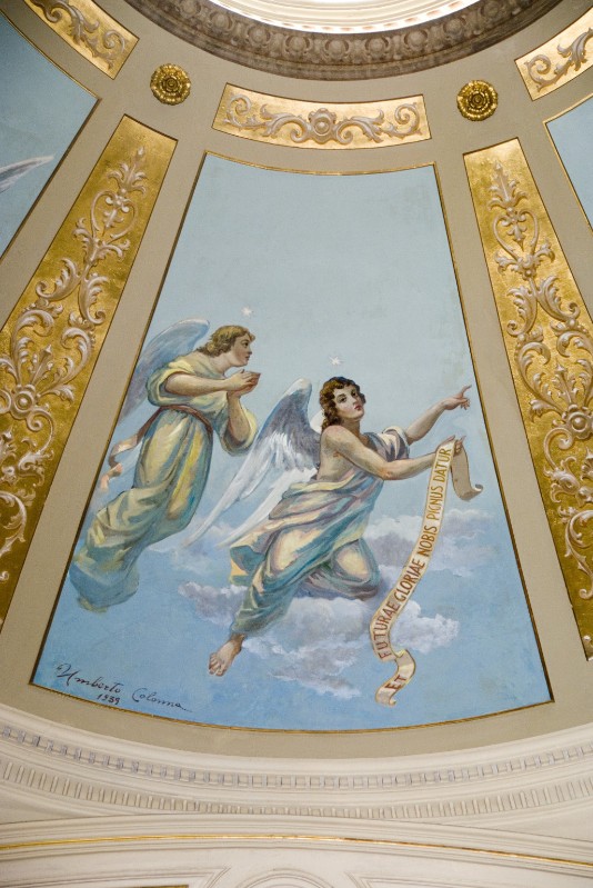Colonna U. (1939), Dipinto di angeli in preghiera con cartiglio