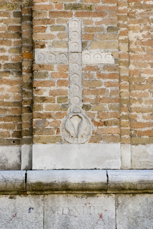 Ambito veneto-bizantino sec. XI-XIII, Bassorilievo con croce a rosette e pavoni