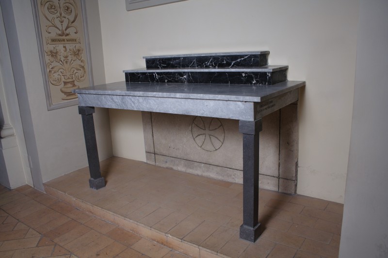 Bott. umbra sec. XX, Altare laterale in marmo grigio