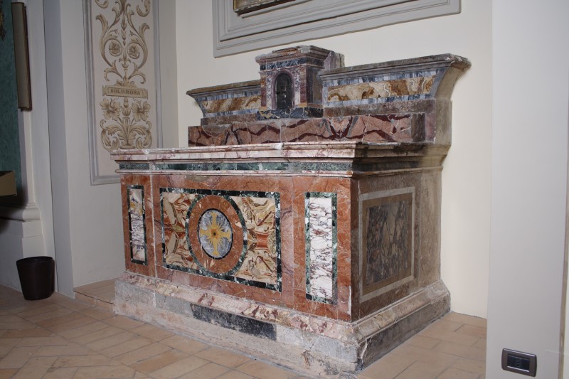 Bott. umbra sec. XVII, Altare laterale in marmo policromo