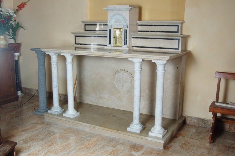 Bott. umbra sec. XX, Altare laterale in marmo con colonnine binate