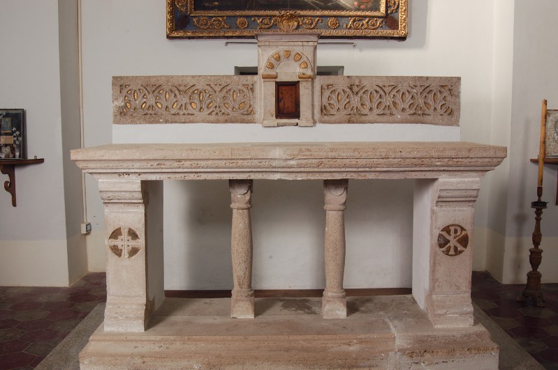 Maestranze umbre sec. XVIII, Altare maggiore in pietra scolpita