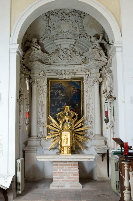 Maestranze umbre sec. XVIII, Altare con colonne e cimasa