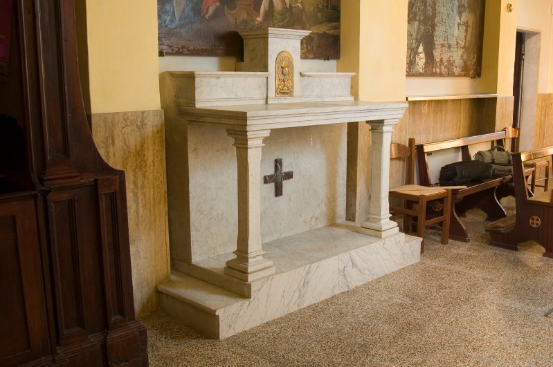 Maestranze umbre sec. XX, Altare laterale in marmo bianco venato