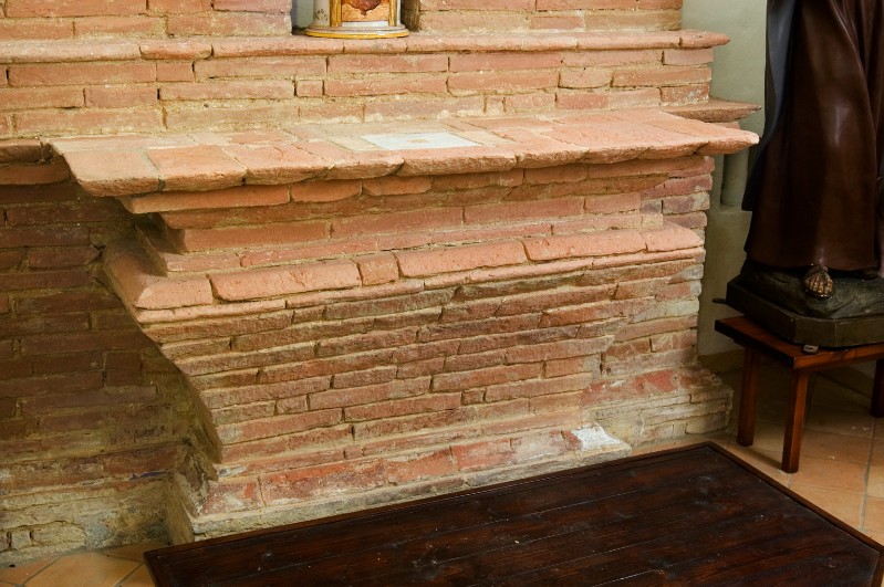 Maestranze umbre sec. XVI, Altare maggiore con gradino in mattoni di cotto