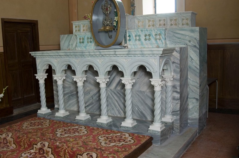 Maestranze umbre sec. XX, Altare maggiore in muratura dipinta a finto marmo