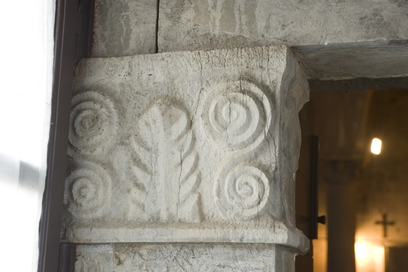 Bottega toscana sec. XI-XII, Capitello con grande foglia