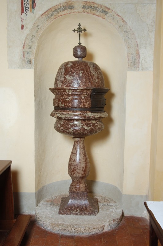 Bott. dell'Italia centr. sec. XVI, Fonte battesimale in marmo rosso