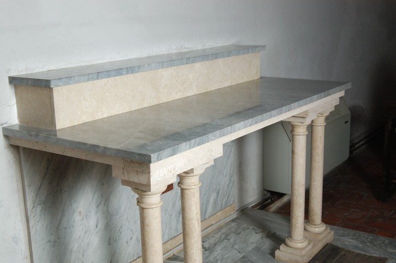 Bott. umbra sec. XX, Altare in travertino e marmo grigio