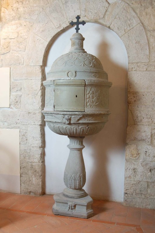 Bott. umbra (1575), Fonte battesimale in pietra