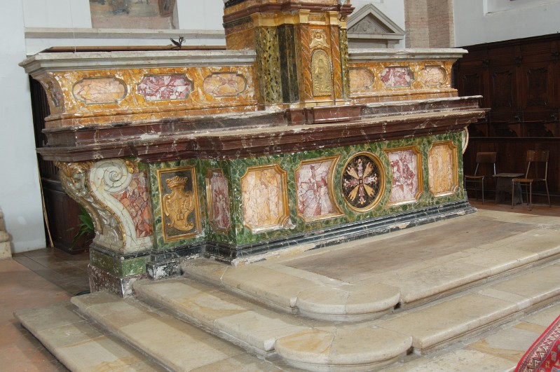 Maestranze umbre sec. XVIII, Altare in muratura rivestito in marmo policromo