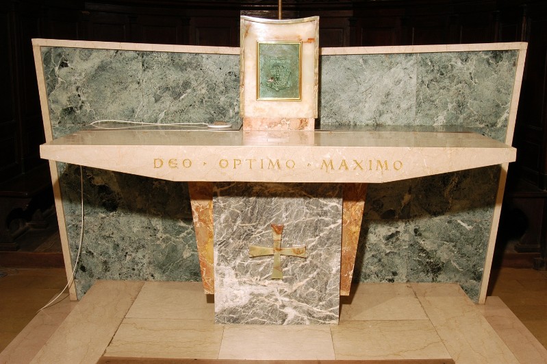 Maestranze piacentine (1960), Altare in marmo verde con croce
