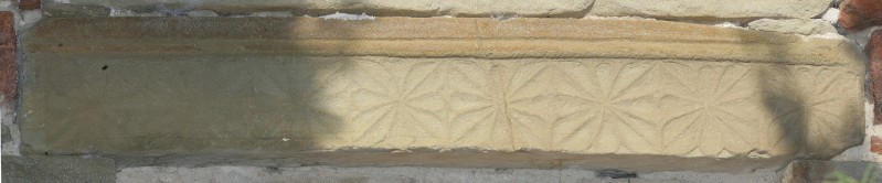 Maestranze toscane secc. X-XI, Architrave con fiori a otto petali