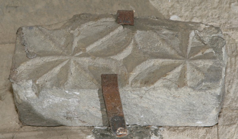 Ambito toscano secc. IX-X, Frammento di architrave con rosette