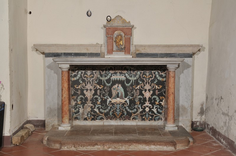 Maestranze piacentine sec. XX, Altare con paliotto in scagliola