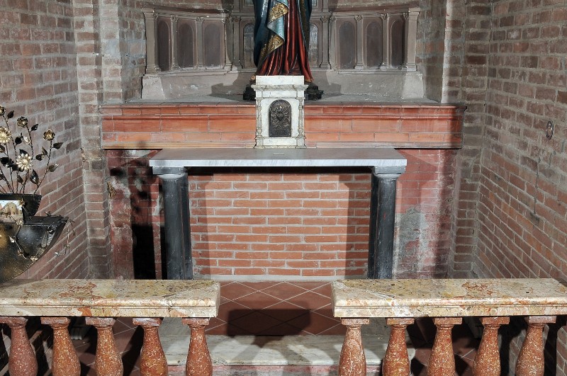 Maestranze piacentine sec. XX, Altare in marmo grigio e in marmo nero scolpito