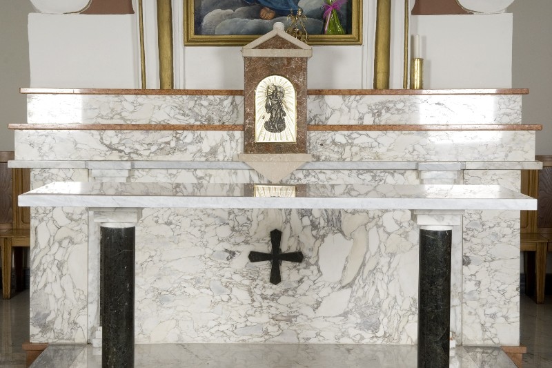 Maestranze piacentine sec. XX, Altare maggiore in marmo scolpito con croce nera