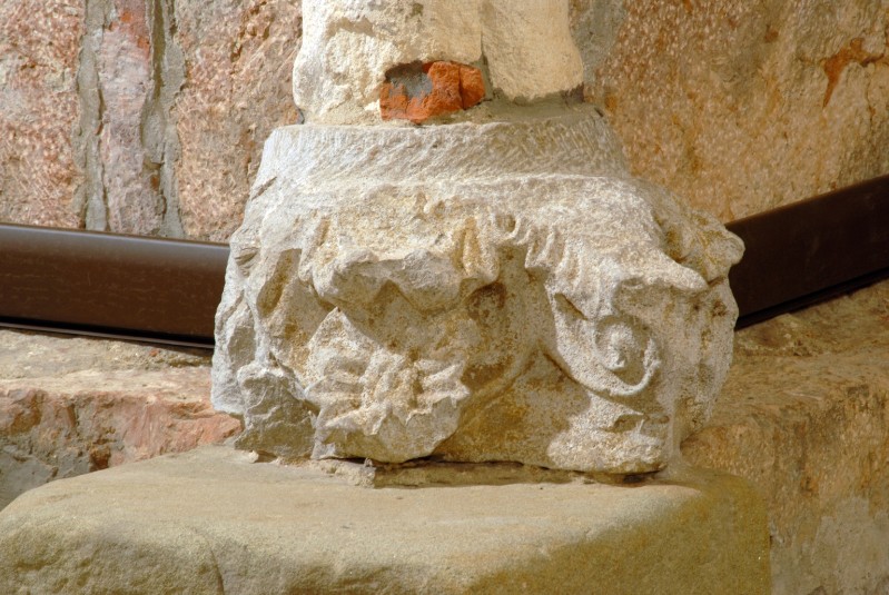 Maestranze lombardo-emiliane sec. XI, Base di colonna in pietra scolpita 13/14