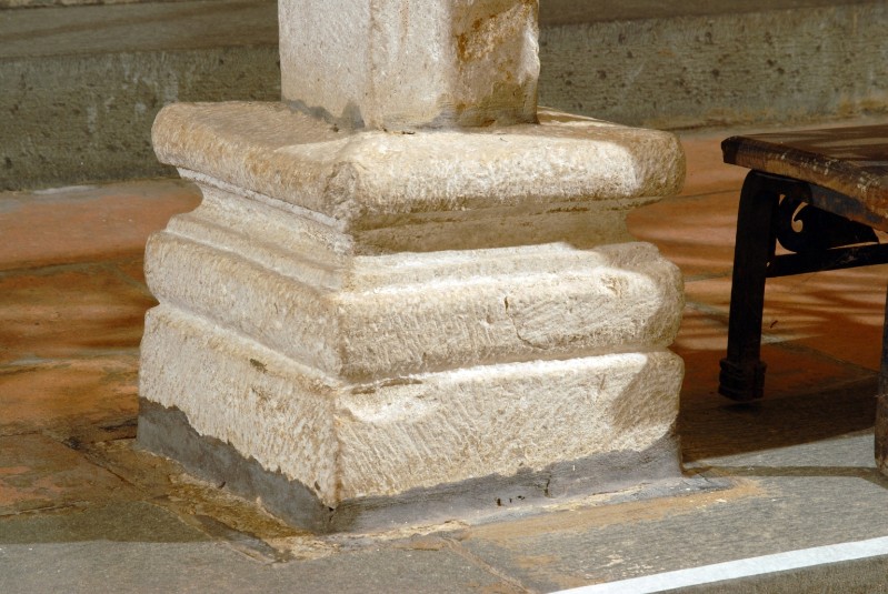 Maestranze lombardo-emiliane sec. XI, Base di colonna in pietra scolpita 1/14