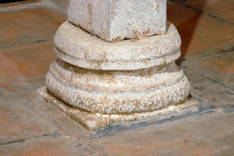 Maestranze lombardo-emiliane sec. XI, Base di colonna in pietra scolpita 12/14