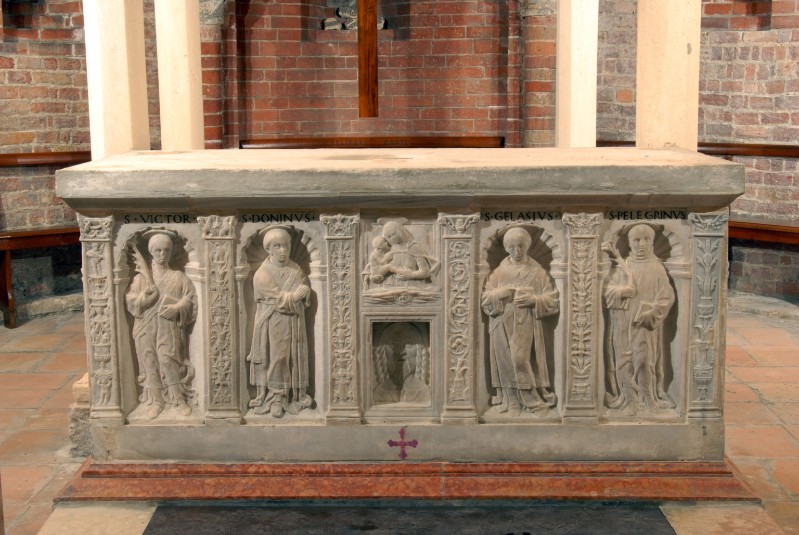 Bott. lombarda (1481), Altare di Santa Giustina in marmo scolpito