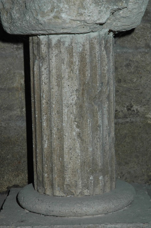 Ambito romano sec. II, Base di acquasantiera tronco di colonna scanalata 4/4