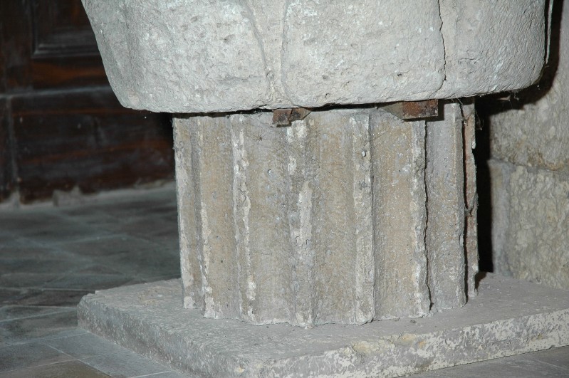 Ambito romano sec. II, Base di acquasantiera tronco di colonna scanalata 2/4