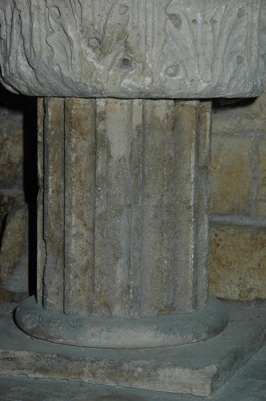 Ambito romano sec. II, Base di acquasantiera tronco di colonna scanalata 1/4