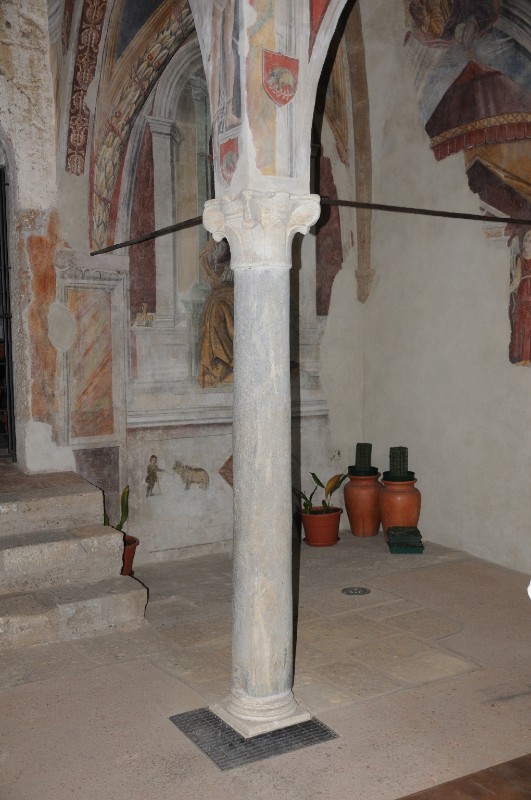 Marmoraio romano secc. XI-XII, Colonna con base