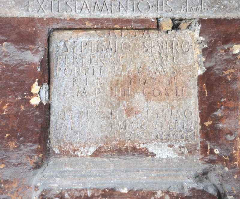 Marmoraio romano (194), Base incisa