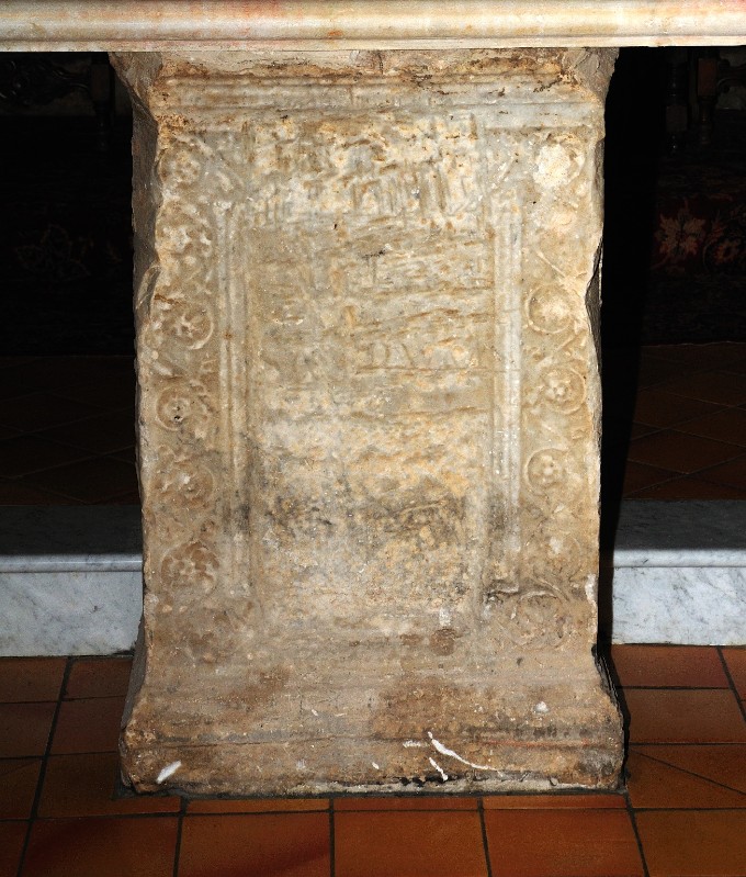 Marmoraio romano secc. XI-XII, Stele d'altare