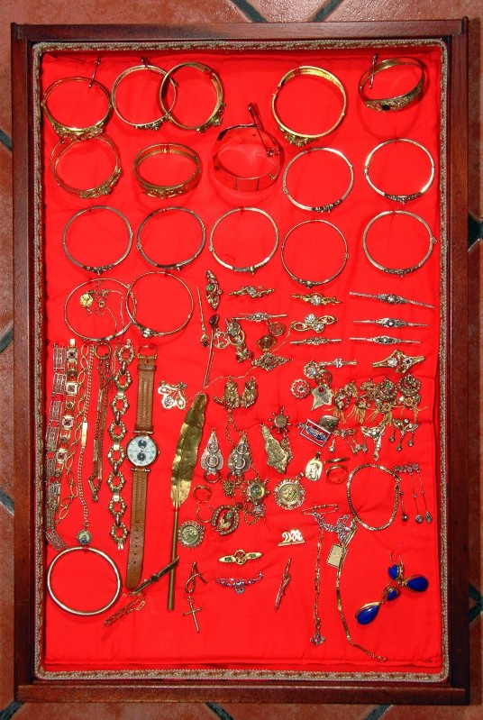 Bottega abruzzese sec. XXI, Cassetta in legno con bracciali e gioielli