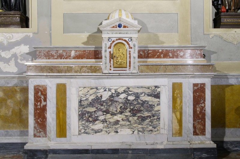 Maestranze romagnole sec. XIX, Altare laterale con gradini modanati