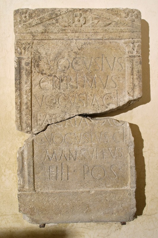Bottega italiana secc. I a.C.-I d.C., Stele funeraria di C Vocusius Primus