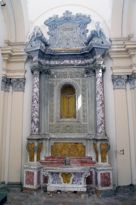 Campidori R. - Tomba P. (1746-1750), Altare maggiore con monogramma mariano