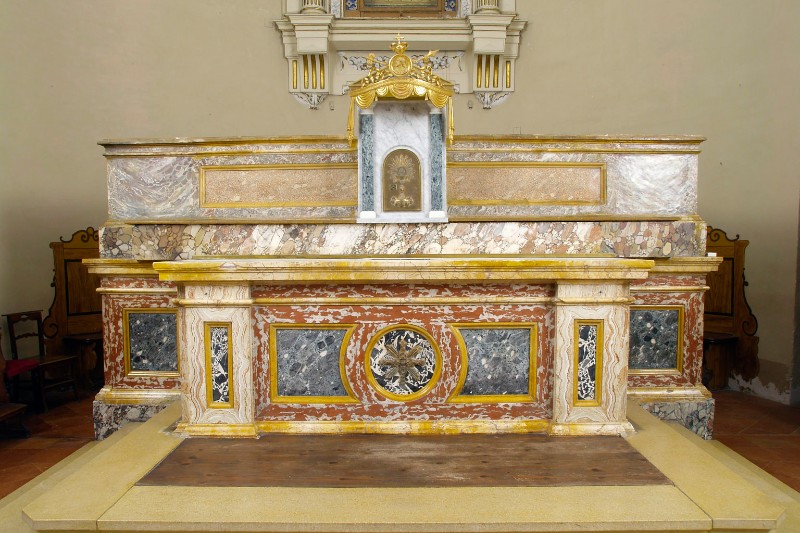 Della Quercia I. (1778), Altare maggiore con croce raggiata