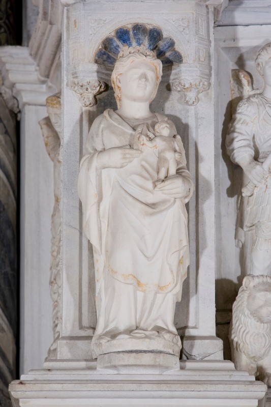 Guardi A. metà sec. XV, Virtù in marmo bianco scolpito