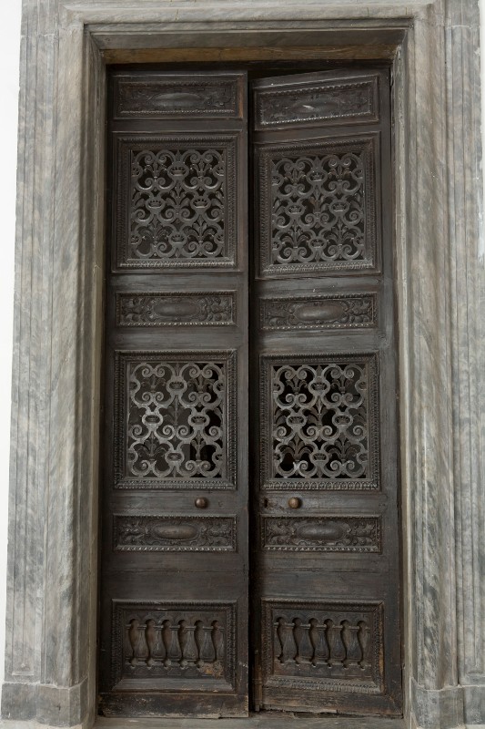 Bott. napoletana sec. XVII, Porta a due battenti in legno di noce intagliato