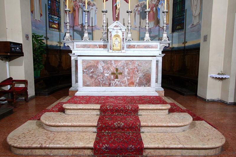 Maestranze piacentine sec. XX, Altare maggiore in marmo rosso e bianco venato