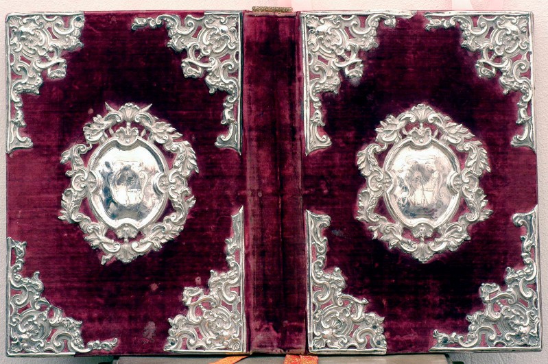 Guarnieri C. II (1758), Messale in velluto rosso e placca in argento