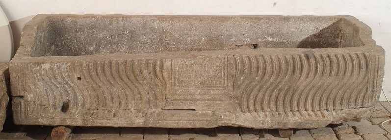 Bott. laziale sec. IV, Sarcofago strigilato con iscrizione