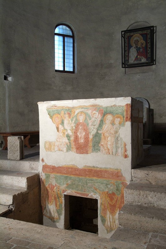 Maestranze laziali sec. IX, Altare maggiore quadrangolare con dipinti
