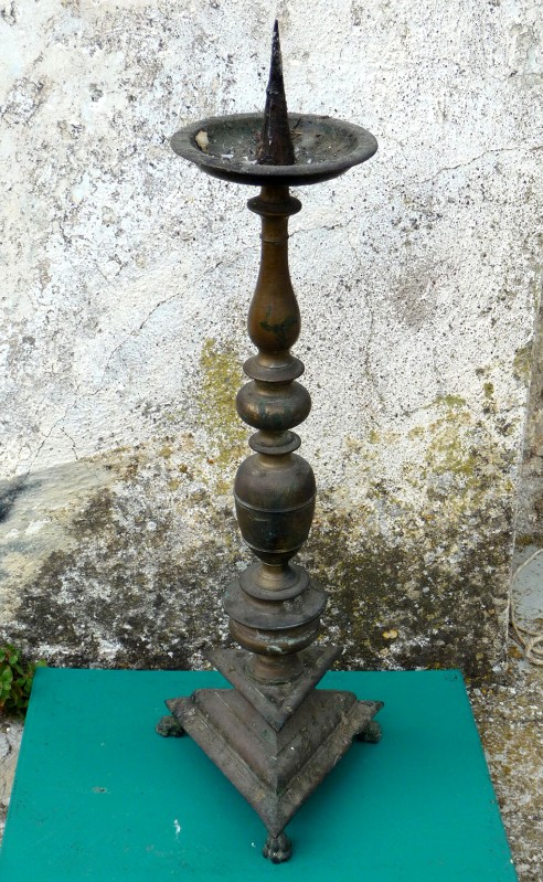 Produzione ligure sec. XVI, Candeliere d'altare bronzeo con nodo ovoidale 1/2