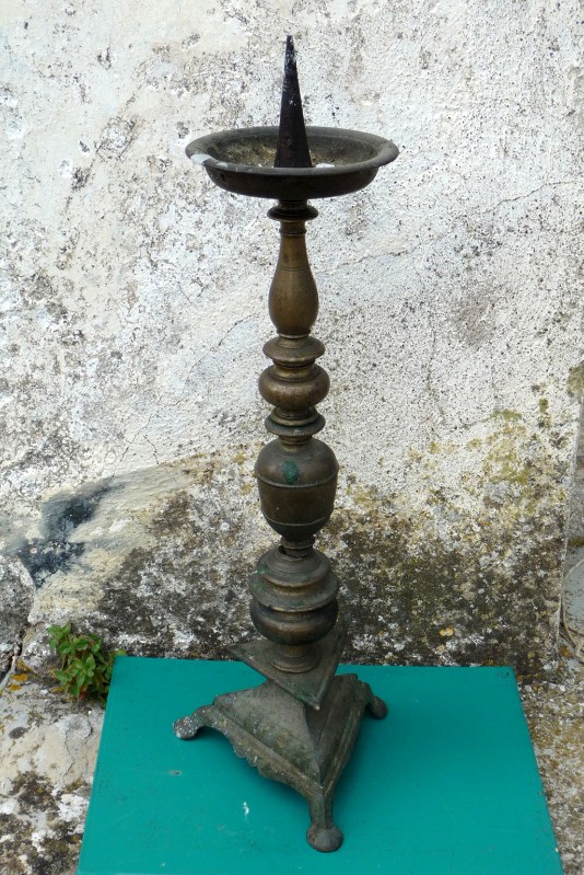 Produzione ligure sec. XVI, Candeliere d'altare bronzeo con nodo ovoidale 2/2