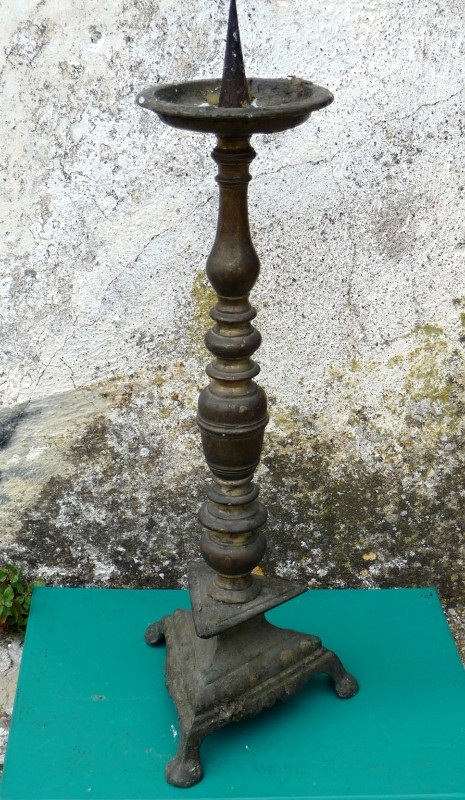 Produzione ligure sec. XVI, Candeliere d'altare bronzeo con base trilatera 1/2