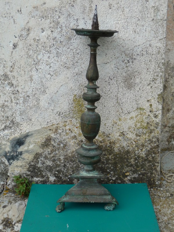 Produzione ligure sec. XVI, Candeliere d'altare bronzeo con piedini 1/2