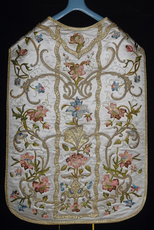 Manifattura lombarda sec. XX, Pianeta bianca con ricami a fiori