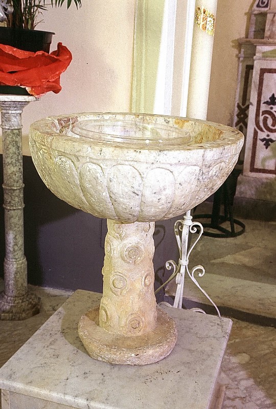 Bott. campana (1595), Fonte battesimale in marmo scolpito