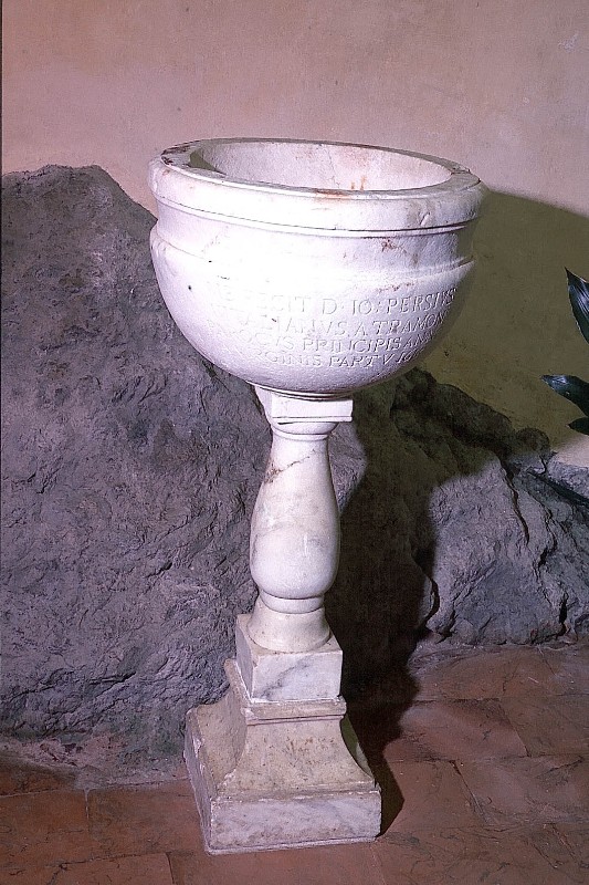 Bott. campana (1619), Fonte battesimale in marmo bianco scolpito e inciso