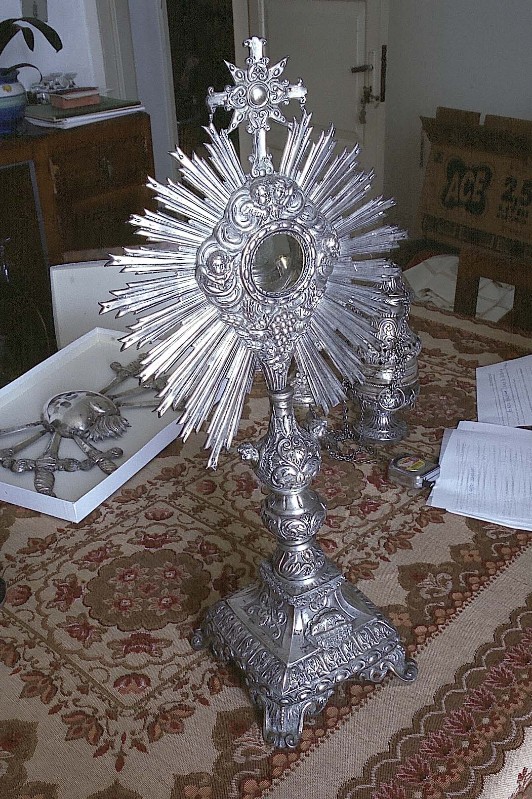 Bott. campana (1876), Ostensorio raggiato in argento sbalzato e inciso